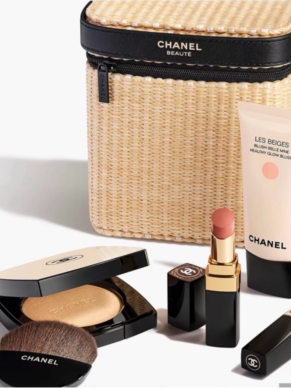 CHANEL Les Beiges Healthy
Glow Summer Essentials
Makeup Set NEW